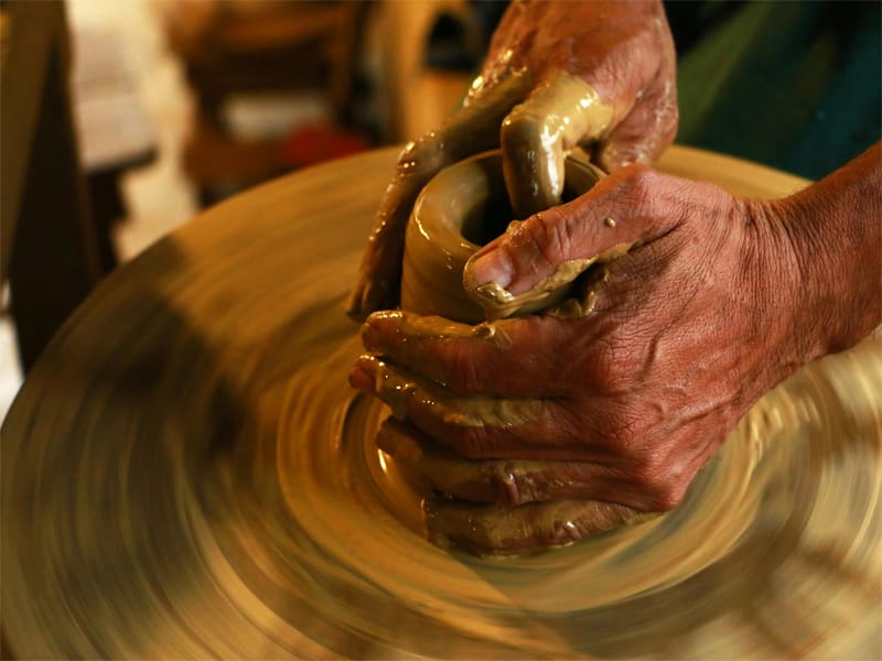سفال و سرامیک درمانی، غالباً زیر مجموعهای از هنر درمانی (Art Therapy) قرار میگیرد.