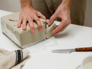 ساخت گل رس سفارشی، یک گام بزرگ از مصرفکنندگی به سوی خلاقیت واقعی و تسلط بر مواد در هنر سفالگری است.