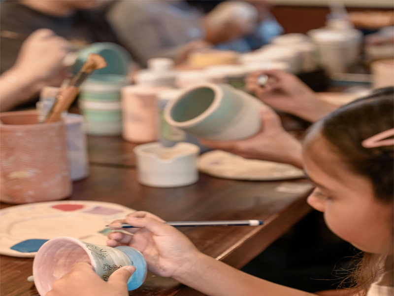 هنر کودکان نه تنها بیانگر خلاقیت و احساسات آن‌هاست، بلکه یک سلاح قدرتمند در مواجهه با دنیای پر از اخبار منفی و فشارهای روانی مدرن محسوب می‌شود